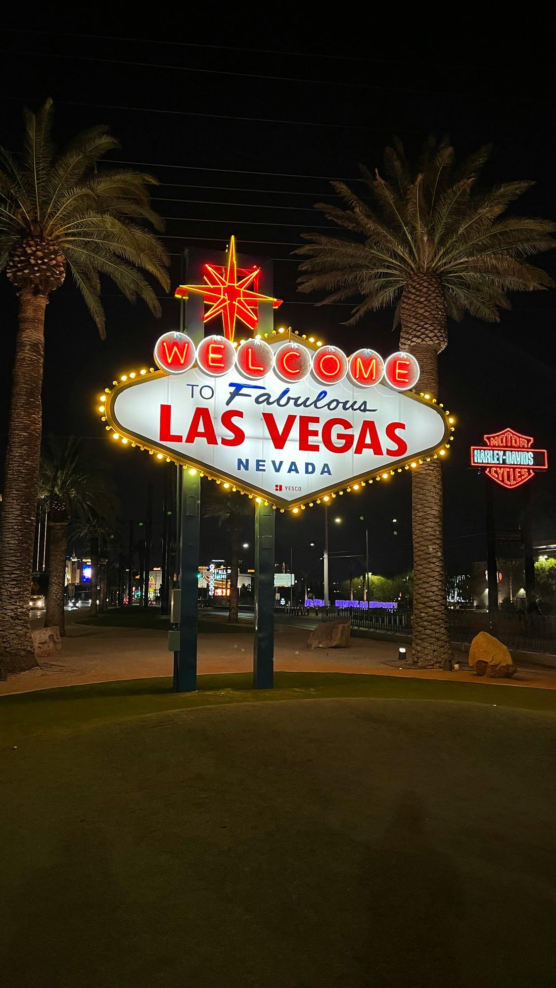 🎰 How to Pick the Right Hotel on the Strip (Without Overpaying)